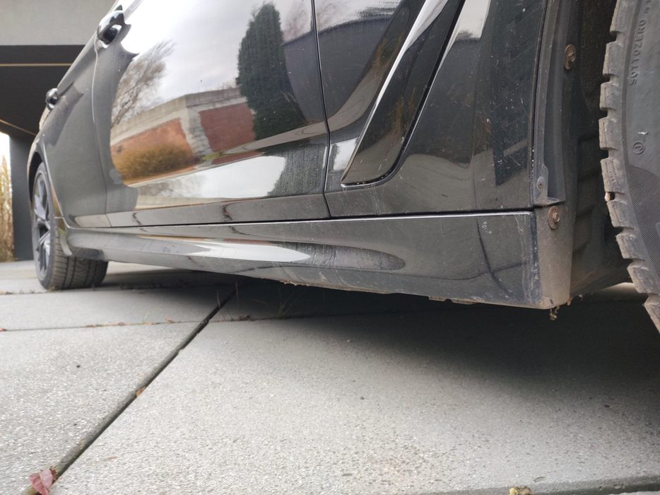 Zdjęcie progu przedniego prawego od dołu po przekątnej