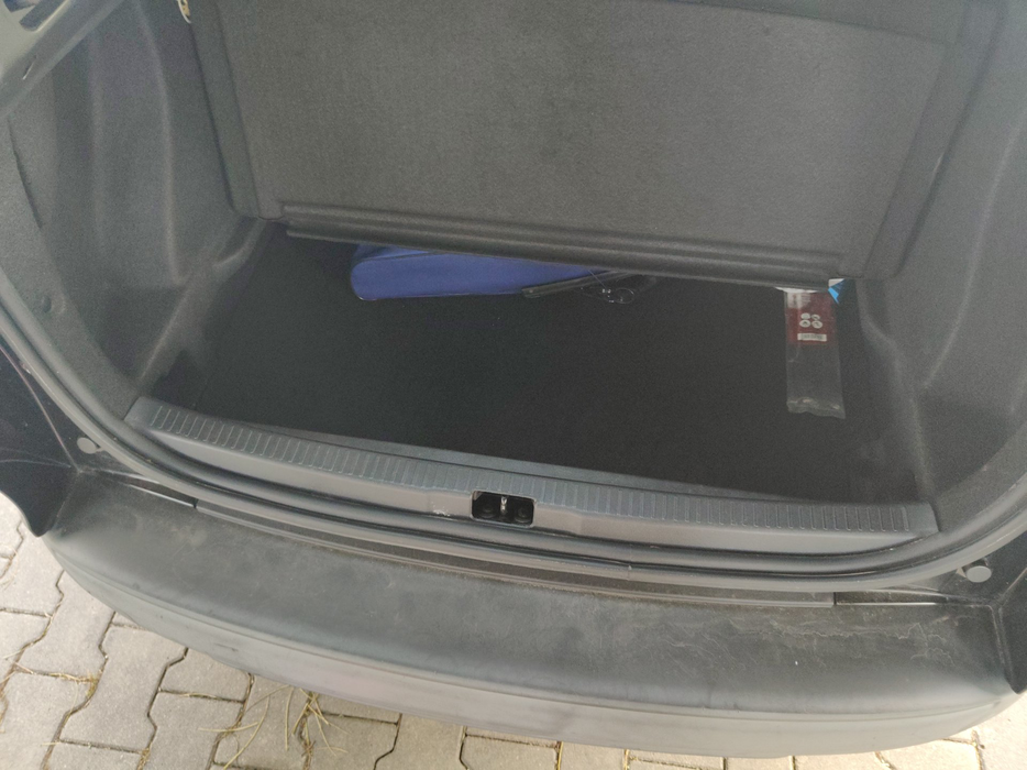 Zdjęcie przestrzeni pod wykładziną bagażnika