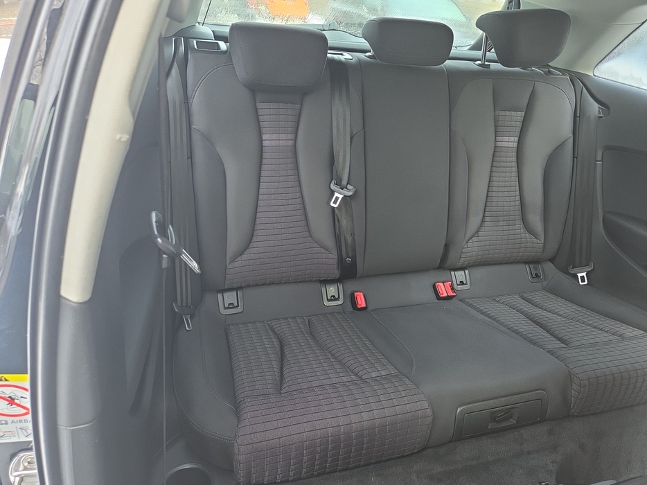 Zdjęcie wnętrza od pasażera, tył