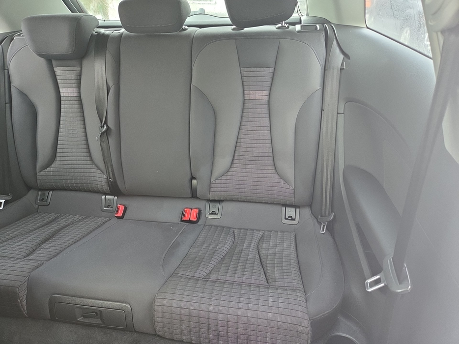 Zdjęcie kanapy tylnej z lewej strony