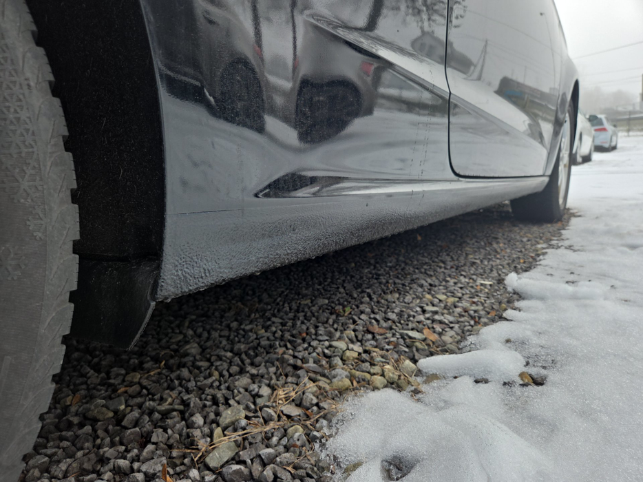 Zdjęcie progu tylnego prawego od dołu po przekątnej