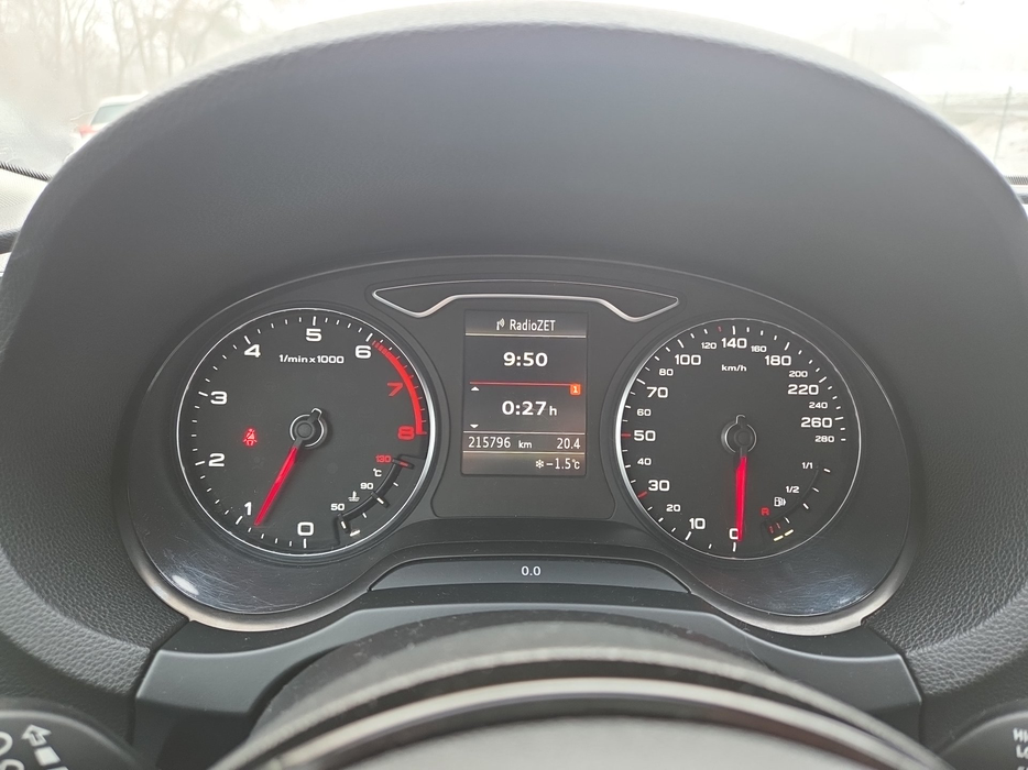 Zdjęcie zegarów i kontrolek po uruchomieniu silnika