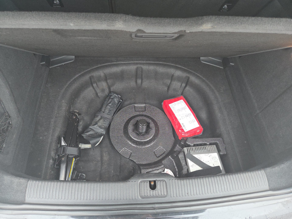 Zdjęcie przestrzeni pod wykładziną bagażnika