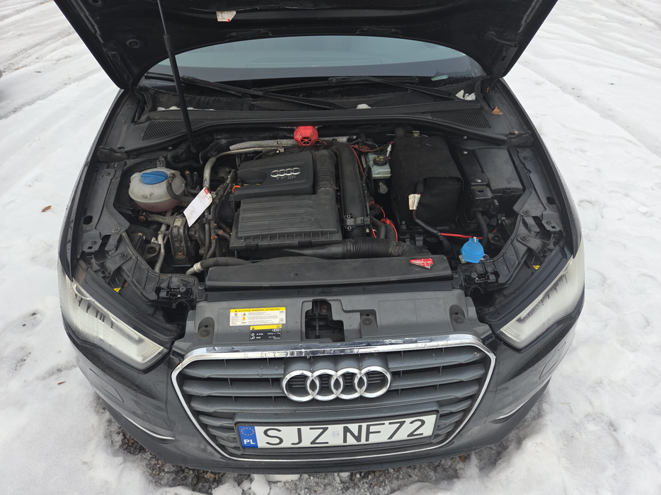 Zdjęcie wnętrza komory silnika