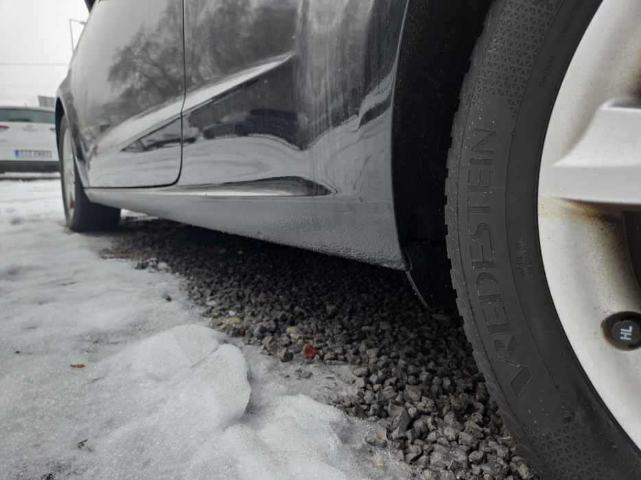 Zdjęcie progu tylnego lewego od dołu po przekątnej