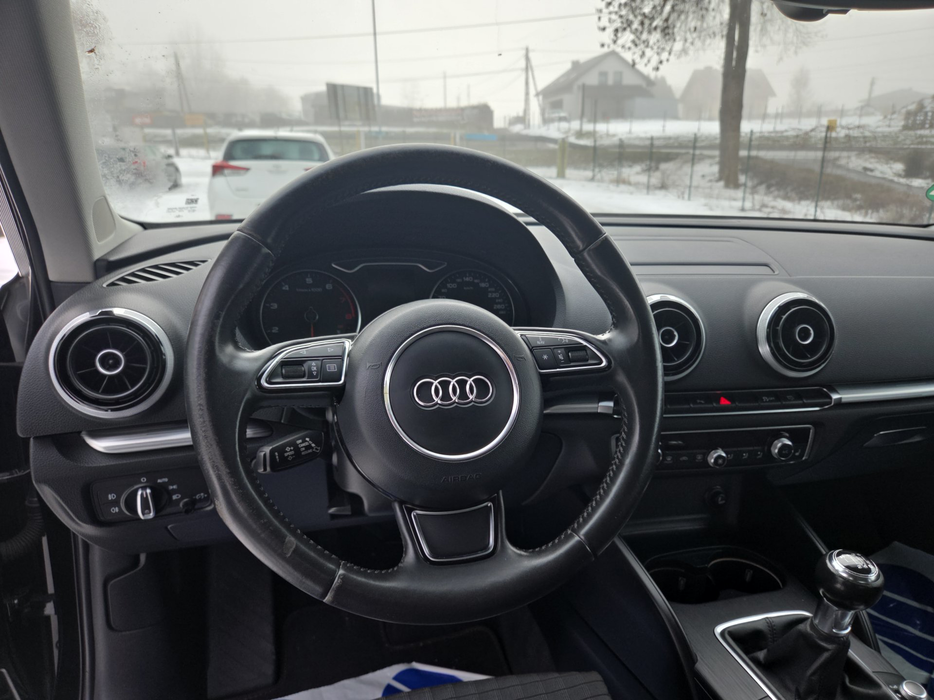 Zdjęcie kokpitu i kierownicy