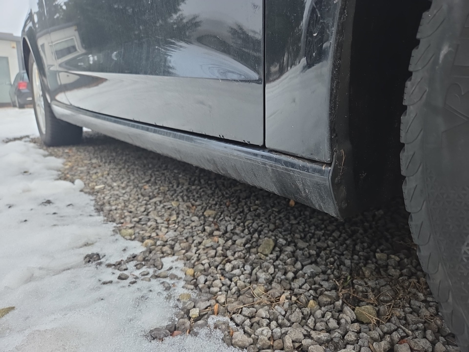 Zdjęcie progu przedniego prawego od dołu po przekątnej