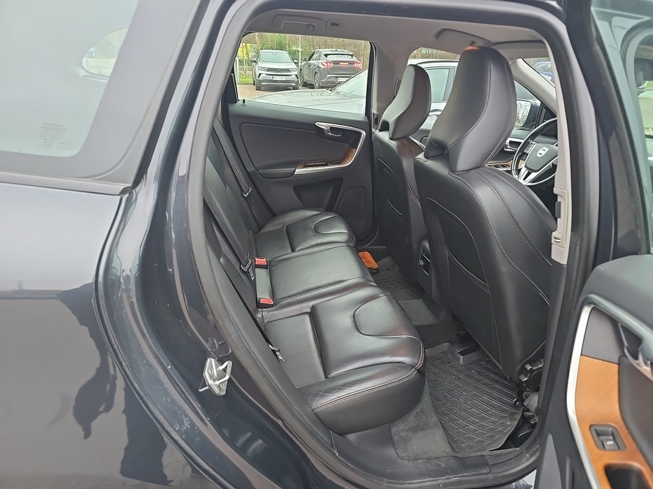 Zdjęcie wnętrza od pasażera, tył