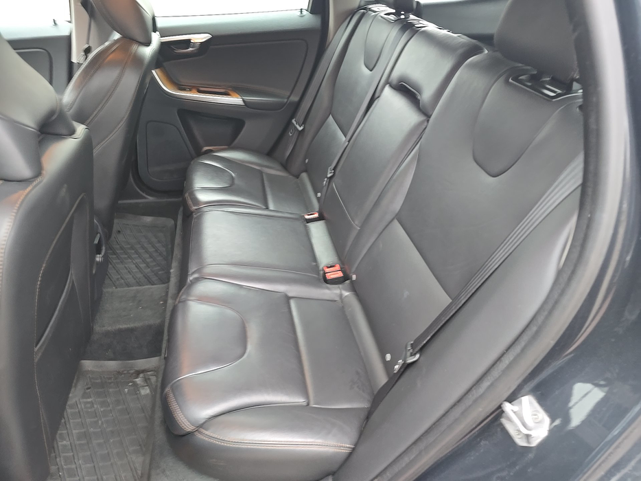 Zdjęcie kanapy tylnej z lewej strony