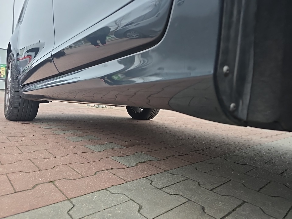 Zdjęcie progu tylnego lewego od dołu po przekątnej