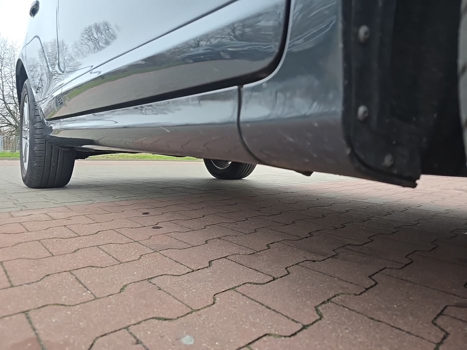 Zdjęcie progu przedniego prawego od dołu po przekątnej