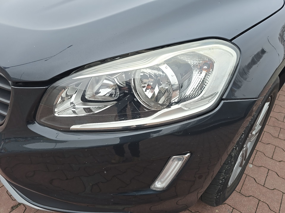 Zdjęcie oświetlenia przedniego i dolnego lewego