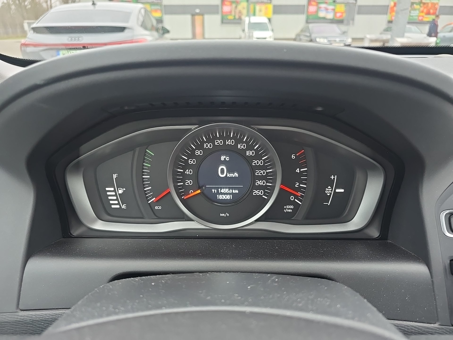 Zdjęcie zegarów i kontrolek po uruchomieniu silnika