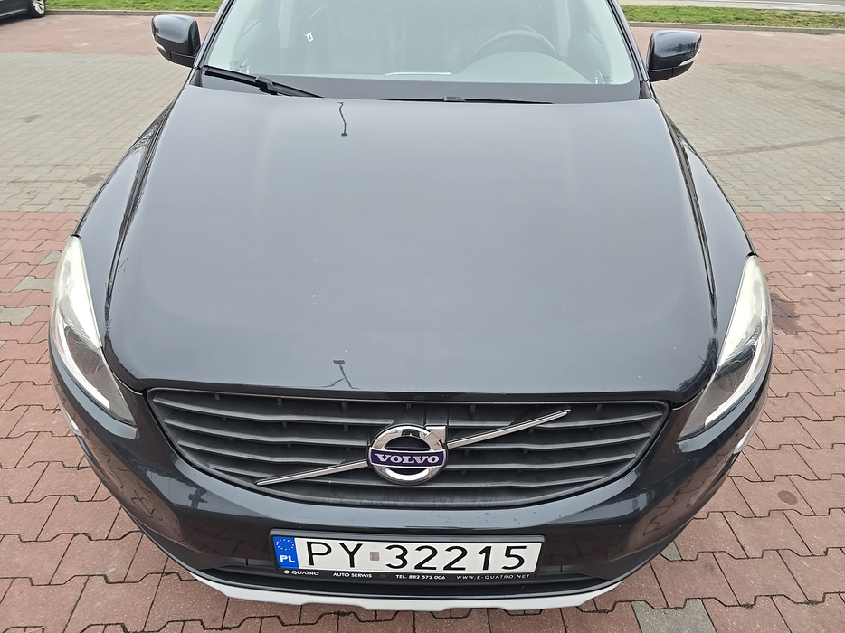 Zdjęcie pokrywy komory silnika