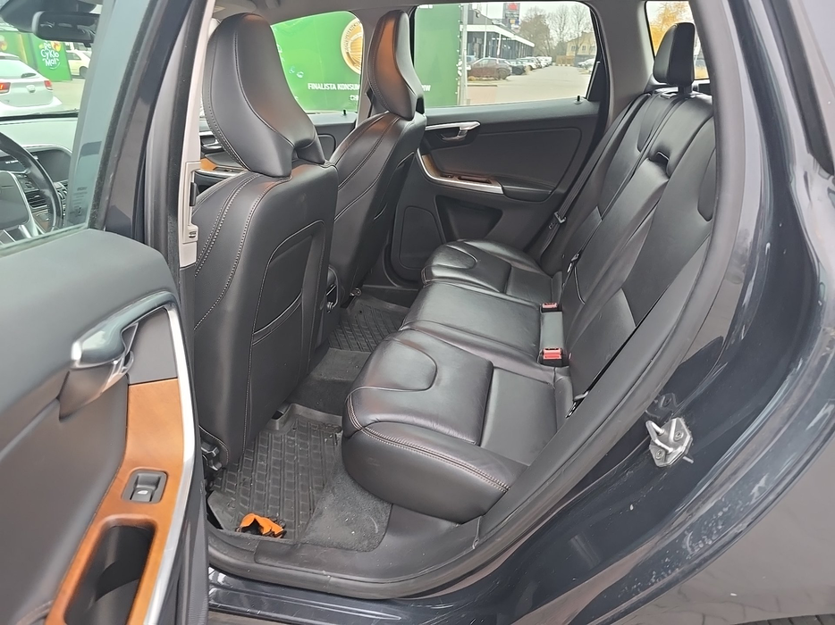 Zdjęcie wnętrza od kierowcy, tył