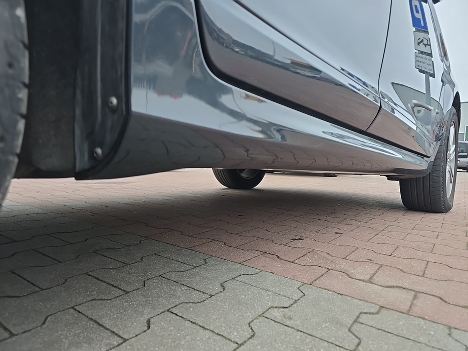 Zdjęcie progu tylnego prawego od dołu po przekątnej