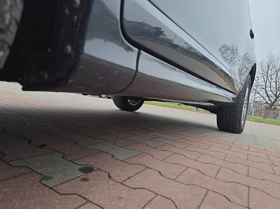 Zdjęcie progu przedniego lewego od dołu po przekątnej