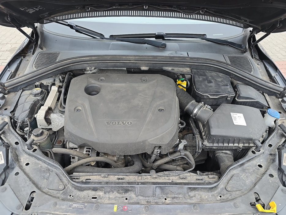 Zdjęcie wnętrza komory silnika