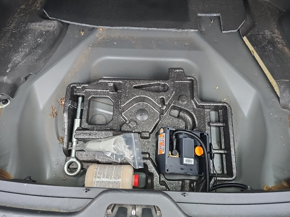 Zdjęcie przestrzeni pod wykładziną bagażnika