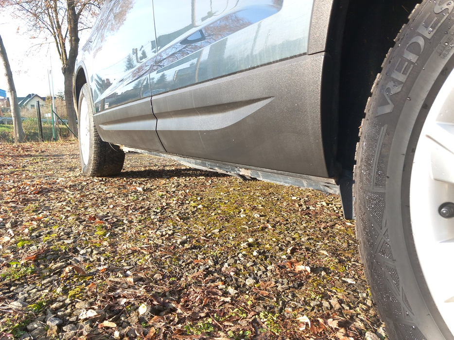 Zdjęcie progu tylnego lewego od dołu po przekątnej