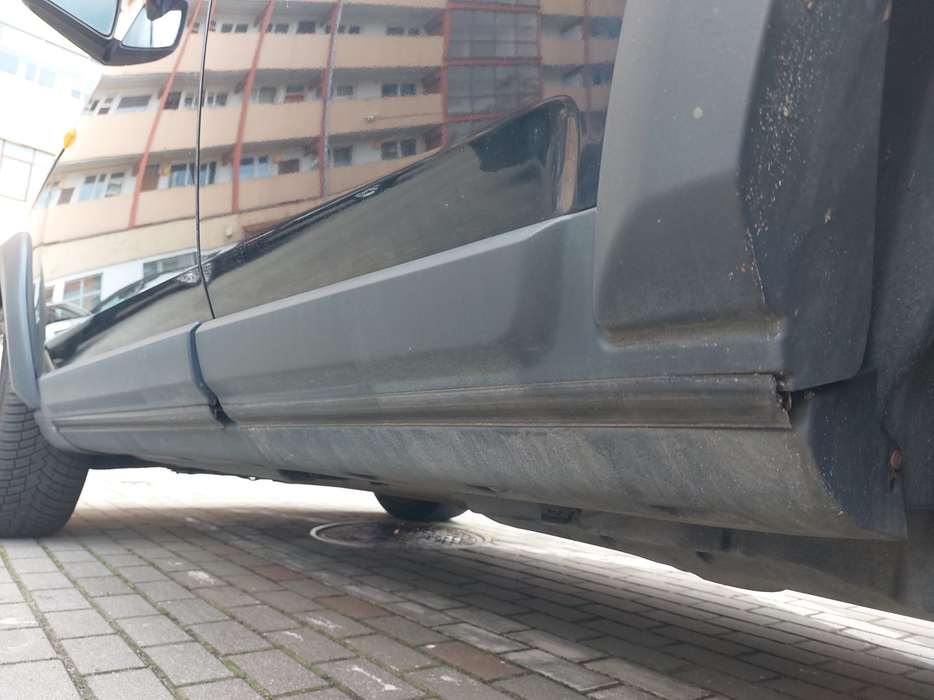 Zdjęcie progu tylnego lewego od dołu po przekątnej