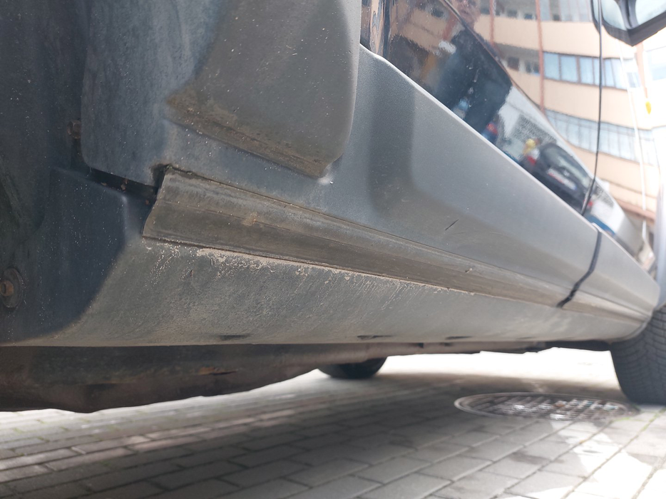 Zdjęcie progu tylnego prawego od dołu po przekątnej