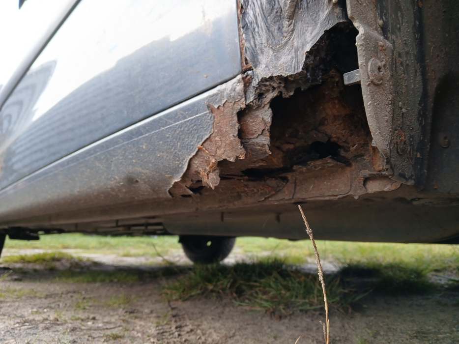 Zdjęcie progu przedniego prawego od dołu po przekątnej