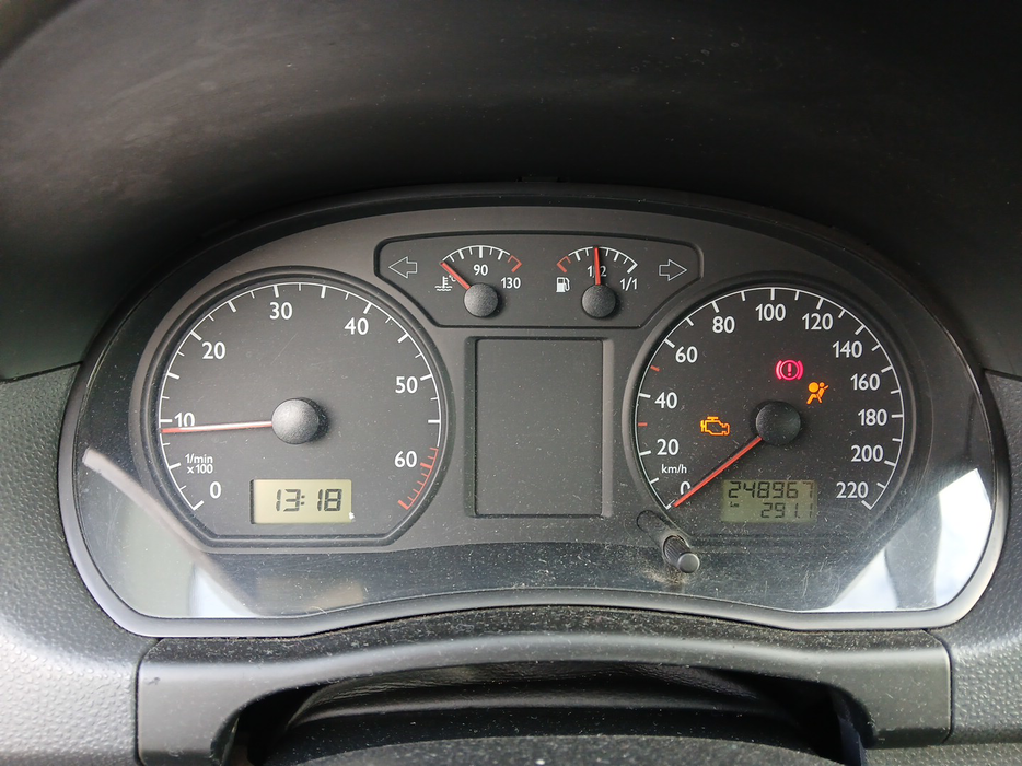 Zdjęcie zegarów i kontrolek po uruchomieniu silnika