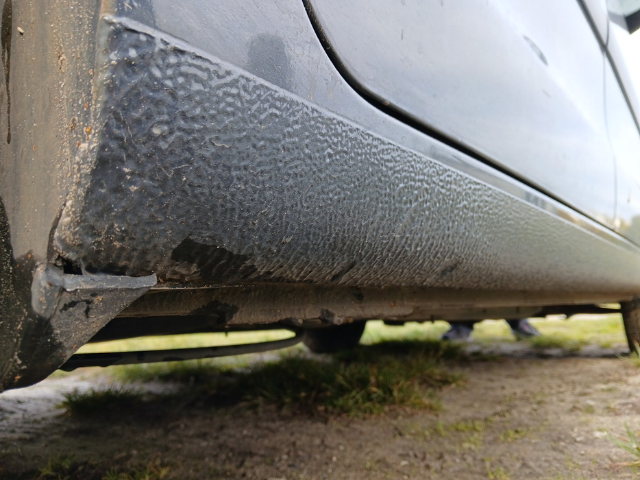 Zdjęcie progu tylnego prawego od dołu po przekątnej