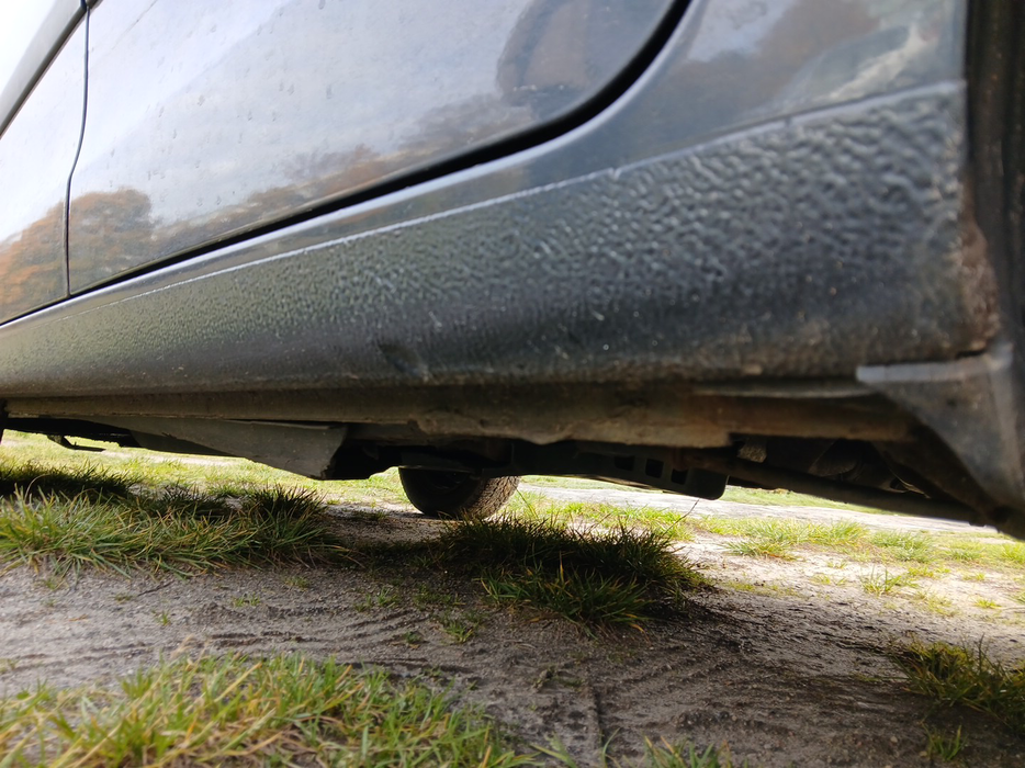 Zdjęcie progu tylnego lewego od dołu po przekątnej