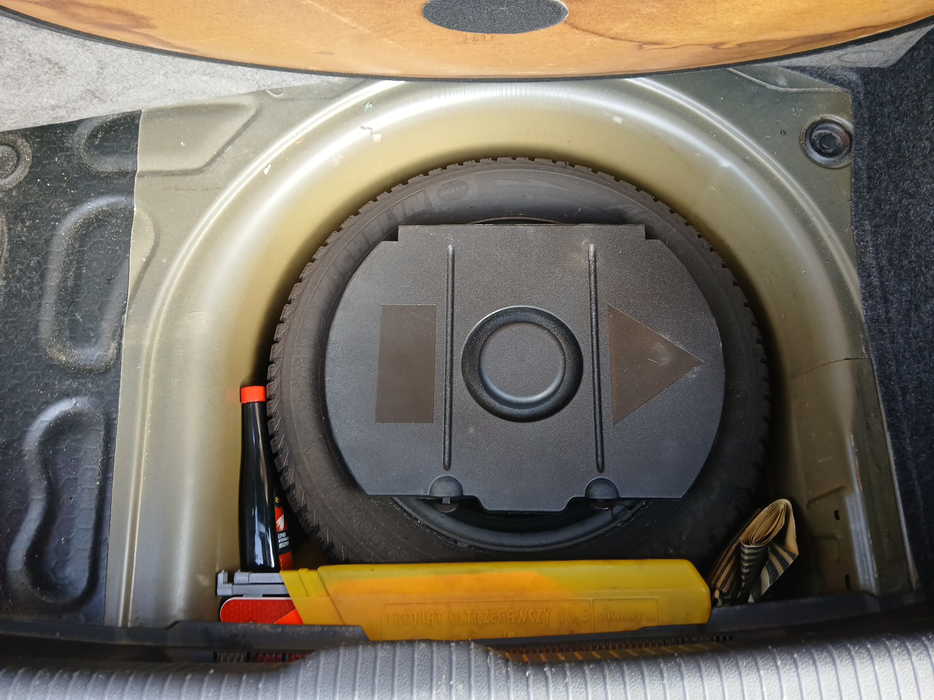 Zdjęcie przestrzeni pod wykładziną bagażnika