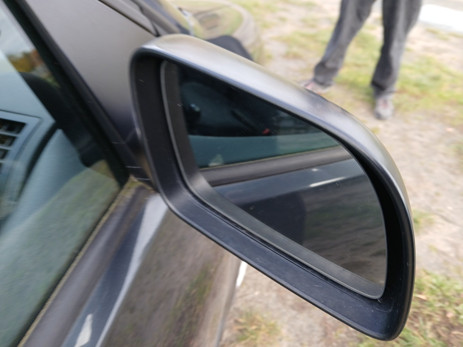 Zdjęcie zwierciadła lusterka prawego