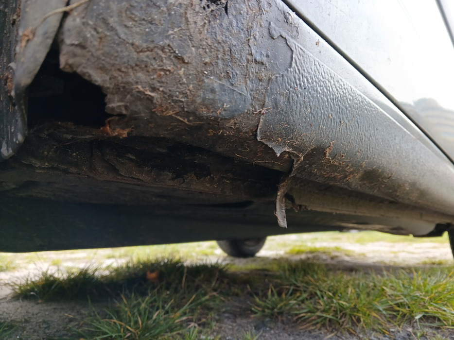 Zdjęcie progu przedniego lewego od dołu po przekątnej