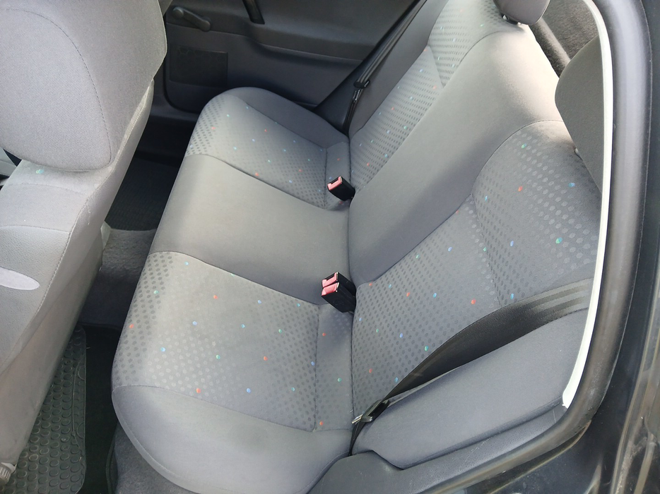 Zdjęcie kanapy tylnej z lewej strony