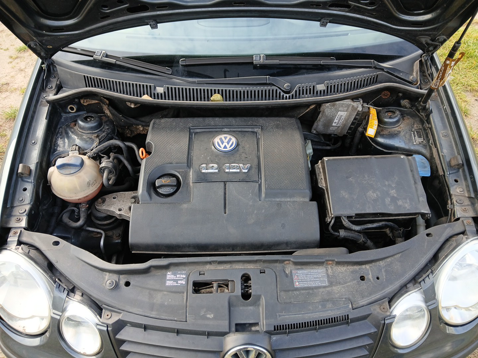 Zdjęcie wnętrza komory silnika