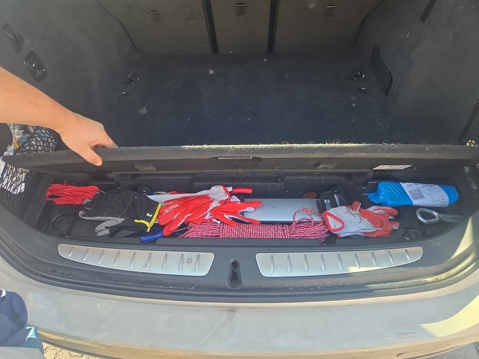 Zdjęcie przestrzeni pod wykładziną bagażnika