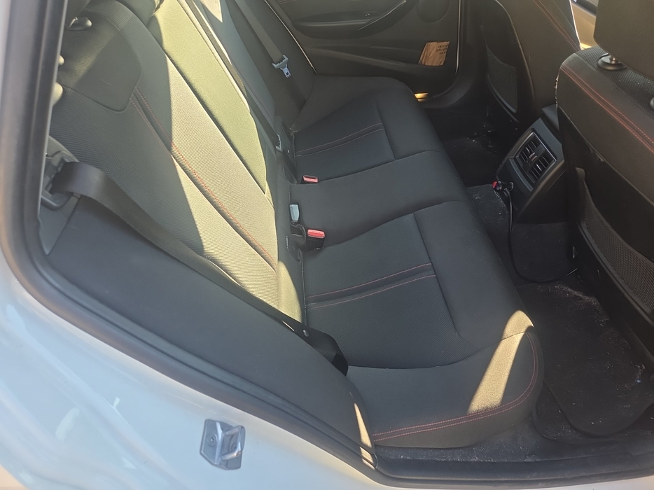 Zdjęcie kanapy tylnej z prawej strony