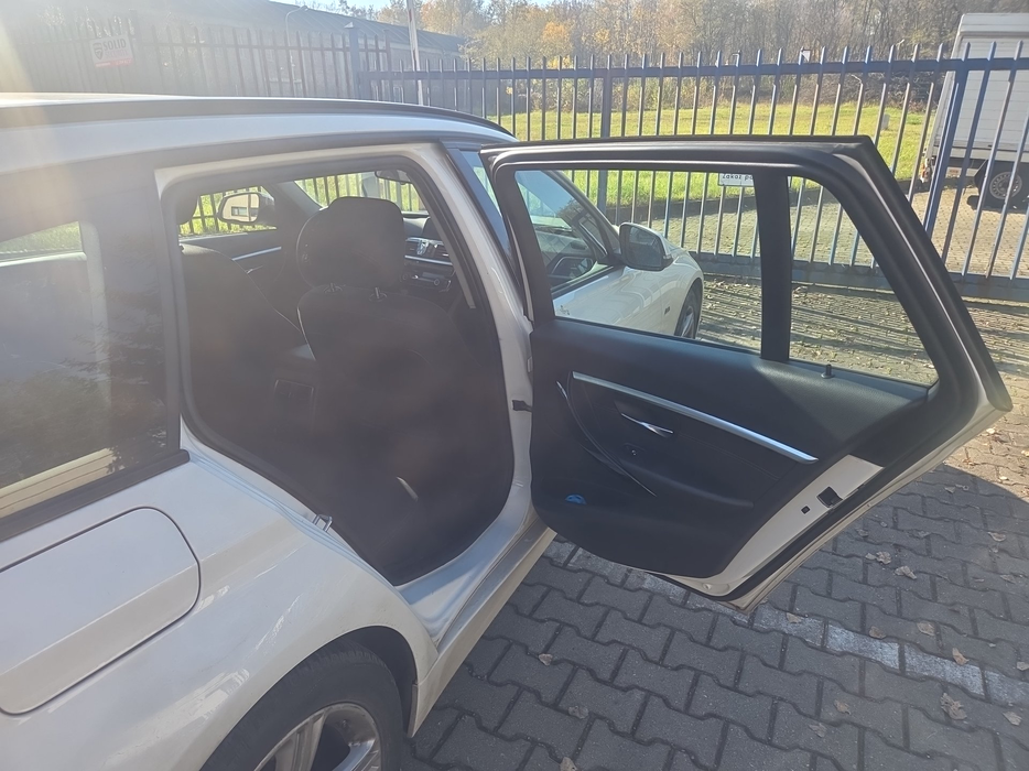 Zdjęcie wnętrza od pasażera, tył