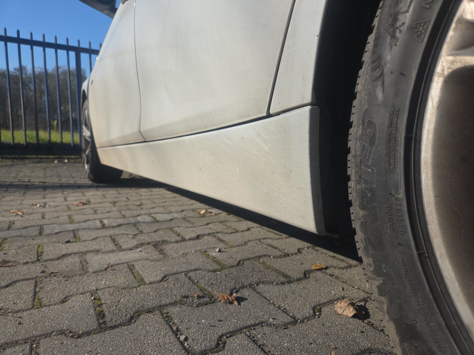 Zdjęcie progu tylnego lewego od dołu po przekątnej