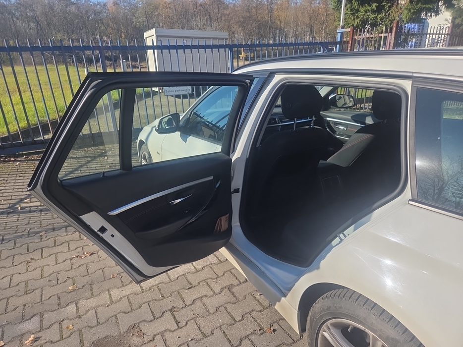 Zdjęcie wnętrza od kierowcy, tył