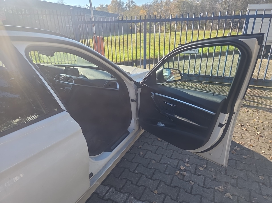 Zdjęcie wnętrza od pasażera, przód