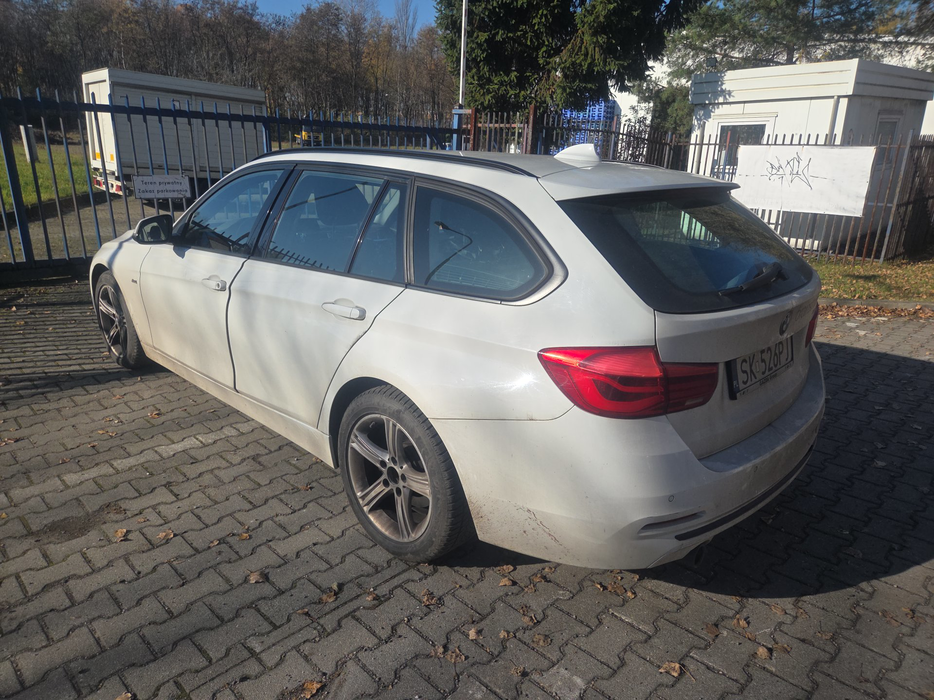 Zdjęcie po ukosie, lewy tył