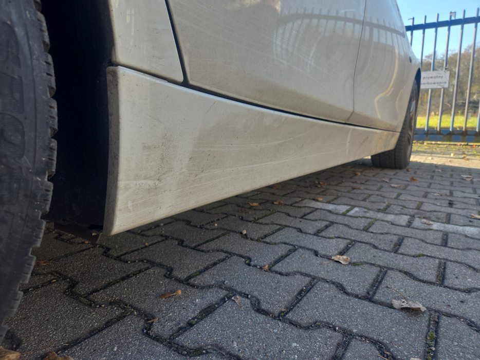 Zdjęcie progu tylnego prawego od dołu po przekątnej