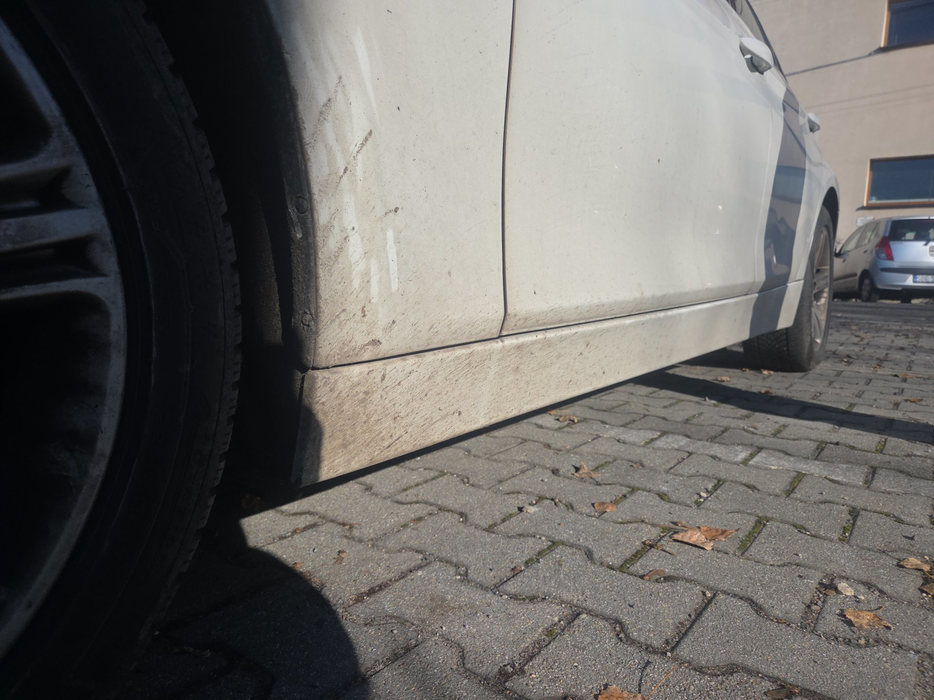 Zdjęcie progu przedniego lewego od dołu po przekątnej