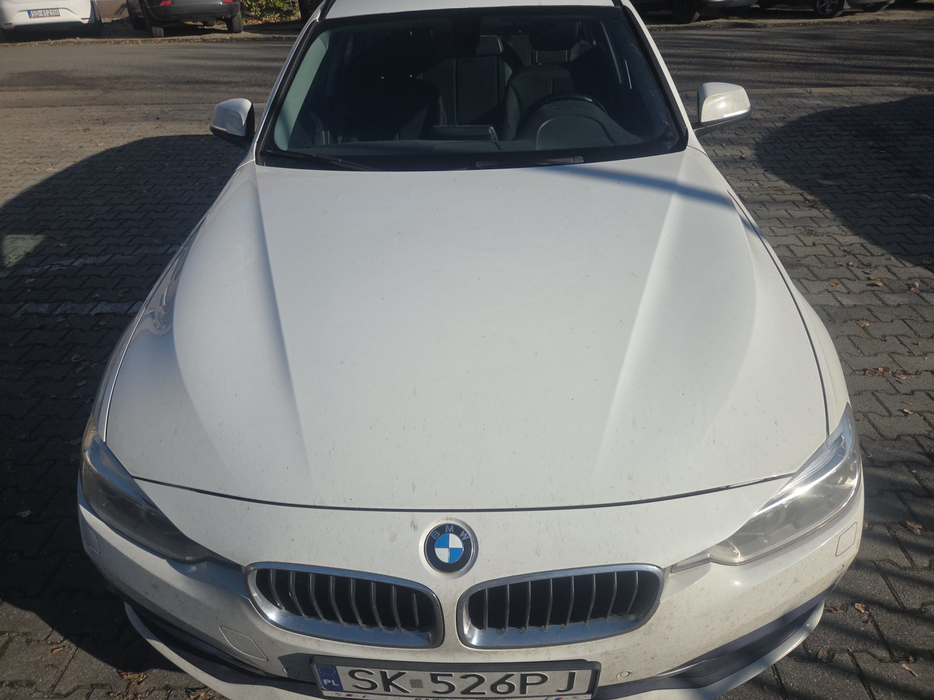 Zdjęcie pokrywy komory silnika