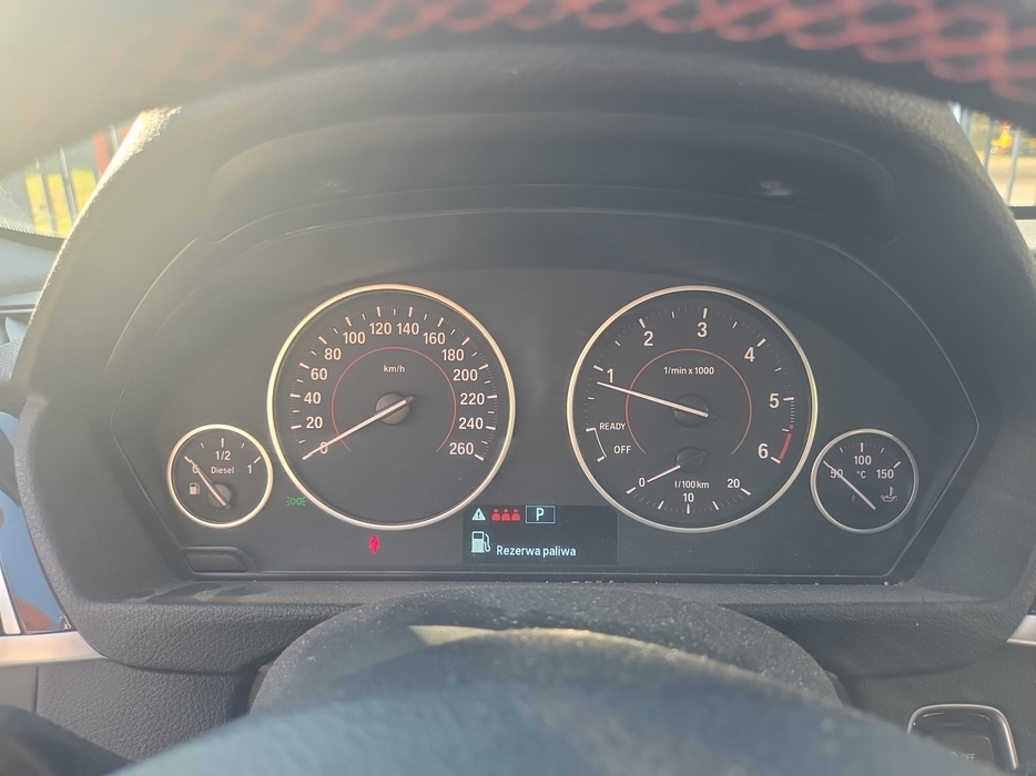 Zdjęcie zegarów i kontrolek po uruchomieniu silnika