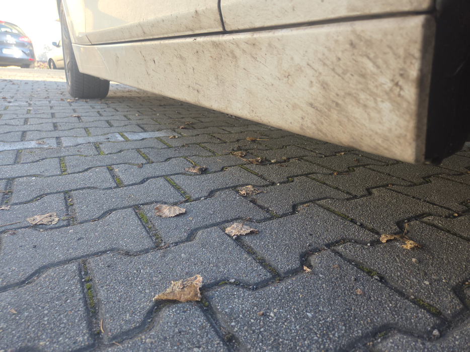 Zdjęcie progu przedniego prawego od dołu po przekątnej