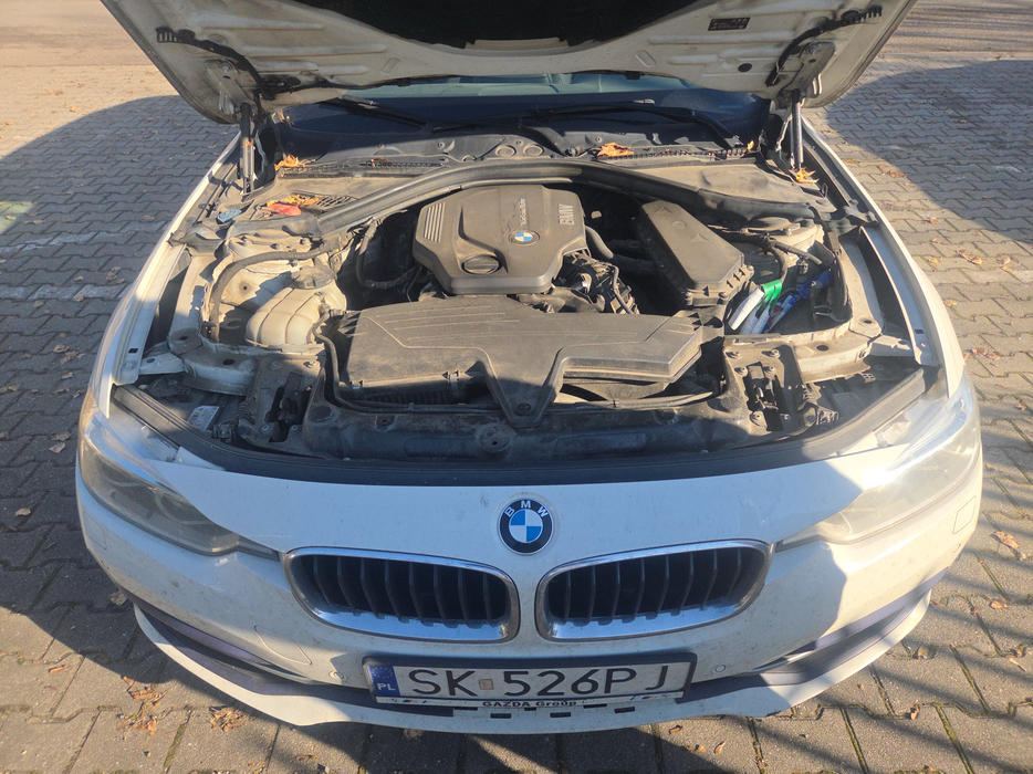 Zdjęcie wnętrza komory silnika