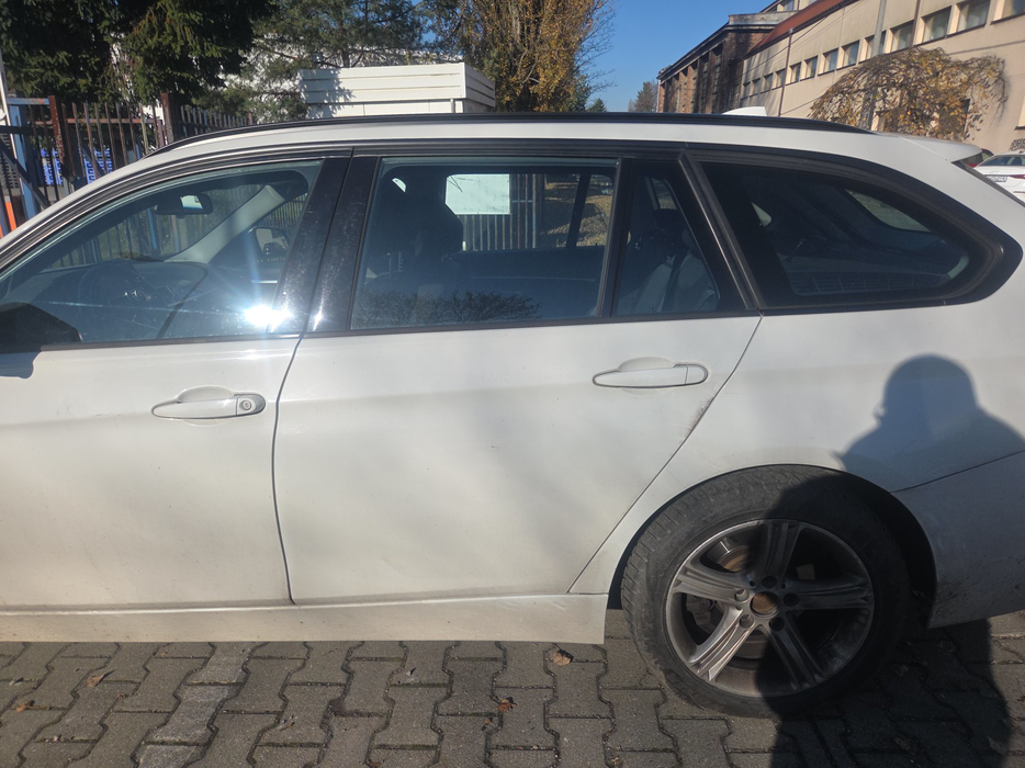 Zdjęcie drzwi tylne lewe wraz z szybą