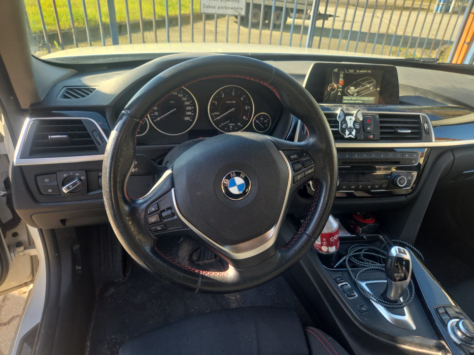 Zdjęcie kokpitu i kierownicy